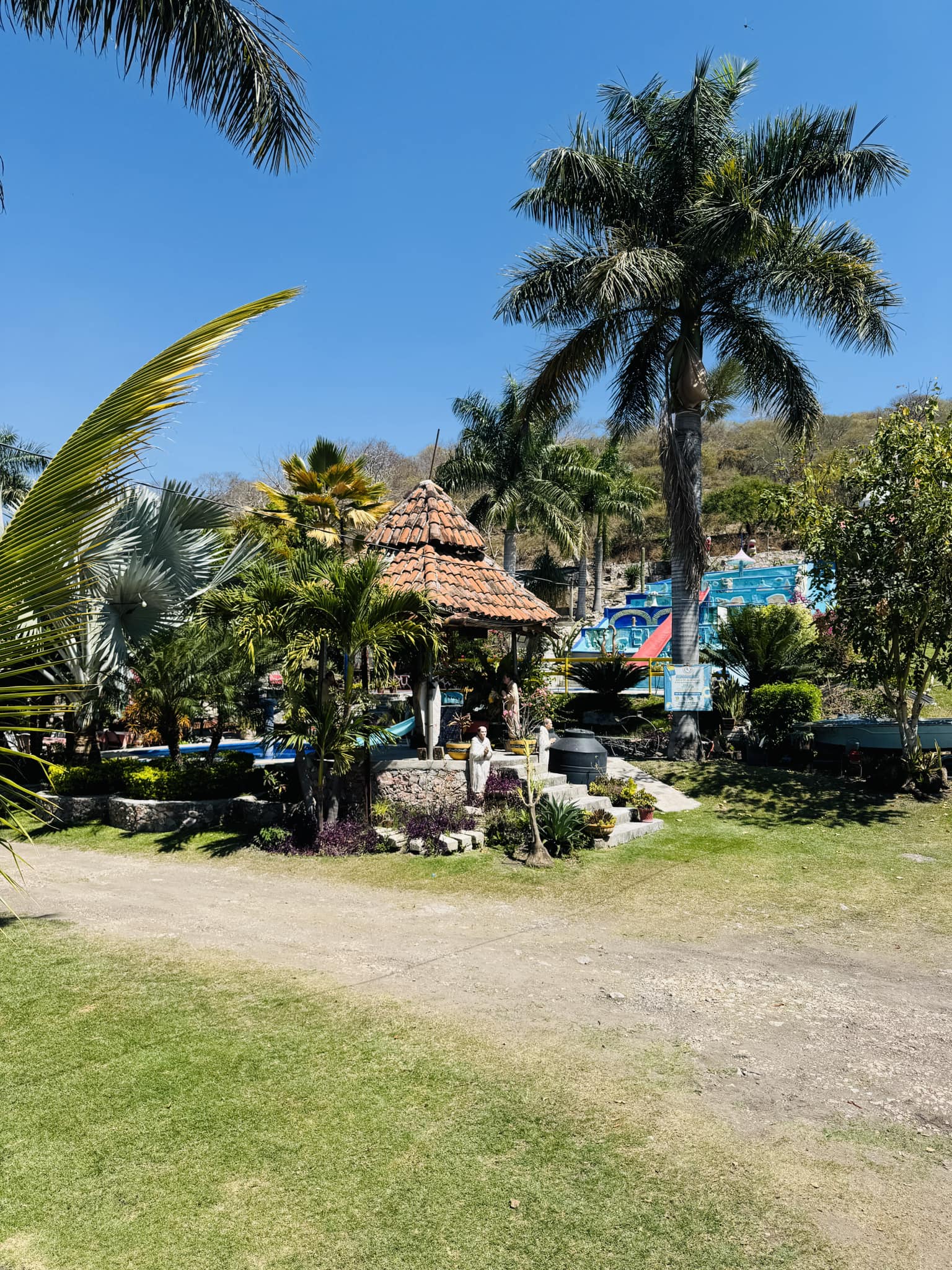 Fachada del restaurante de noche